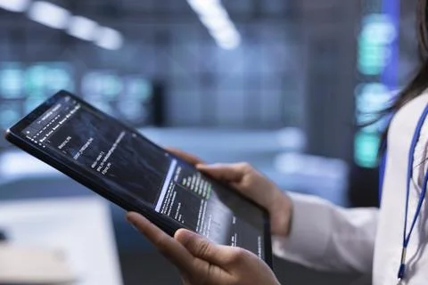 Data center developer uses computer to troubleshoot hardware and software errors 库存照片