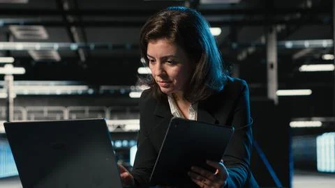 Data center developer uses devices as control panel for digital twin simulation Stockfoto's