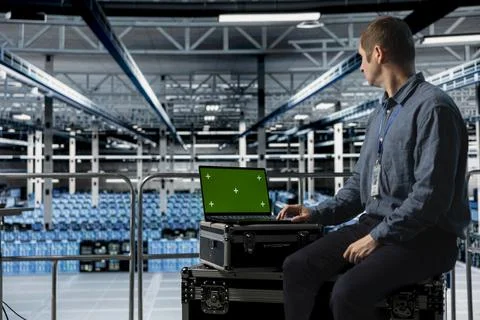 Data center employee using green screen notebook, minimizing downtime 스톡 사진