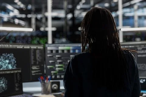 Data center employee using node trees and machine learning algorithms Stockfoto's