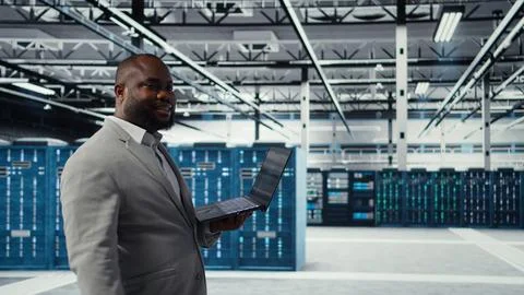 Data center engineer deploying AI driven management tools using laptop Foto stock