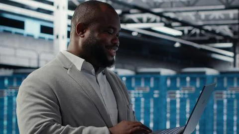 Data center engineer deploying AI driven management tools using laptop Foto stock