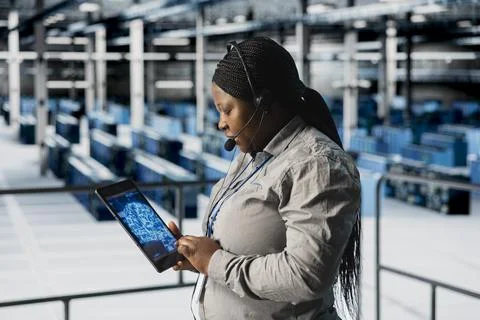Data center engineer dispatching field technicians after doing AI system scans Foto stock