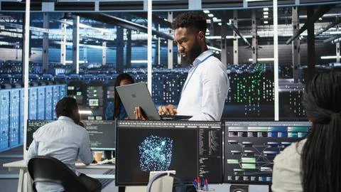 Data center engineer does node tree programming to optimize resource allocation Stockfoto's