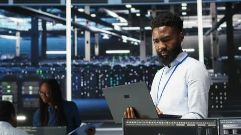 Data center engineer does node tree programming to optimize resource allocation 写真素材