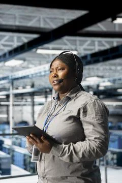 Data center engineer providing user technical support using tablet Stockfoto's