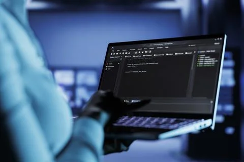Data center engineer runs code on laptop Foto stock