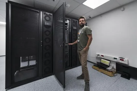 Data Center Engineer Usaing Keyboard on a Supercomputer Server Room Specialist 스톡 사진