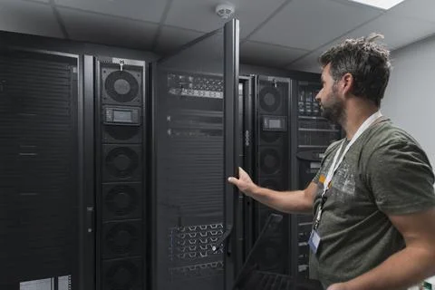 Data Center Engineer Usaing Keyboard on a Supercomputer Server Room Specialist 스톡 사진