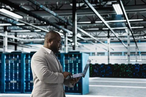 Data center engineer uses laptop to automate errors detection, increasing uptime 스톡 사진