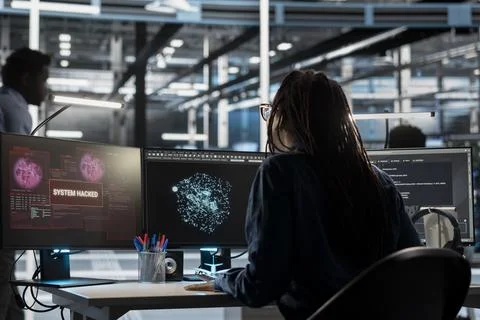 Data center engineer using AI visualization tool sees virus warning Stockfoto's