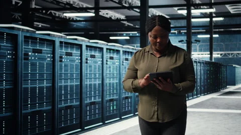 Data center engineer using app on tablet to ensure error free rigs Stock Footage 317126560