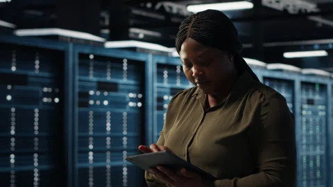 Data center engineer using app on tablet to ensure error free rigs Stock Footage 317126771