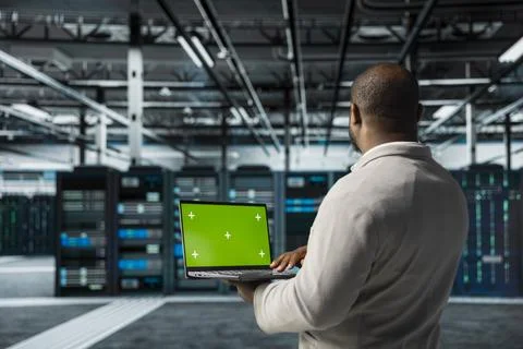 Data center engineer using green screen notebook in data center Foto stock