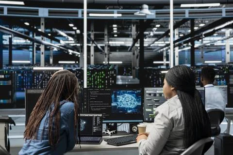 Data center engineering team working together, using AI visualization Foto stock