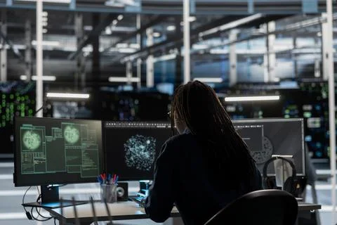 Data center expert looks at network traffic patterns, detecting security threats Foto stock