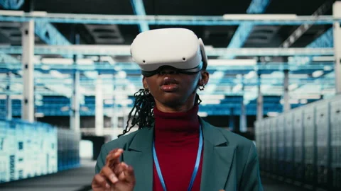 Data center female engineer putting VR glasses on to do gear rigs optimization 库存影片 329591753