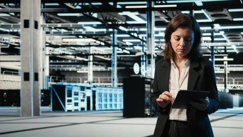 Data center female programmer creating digital twin scan to optimize servers Stock-Fotos