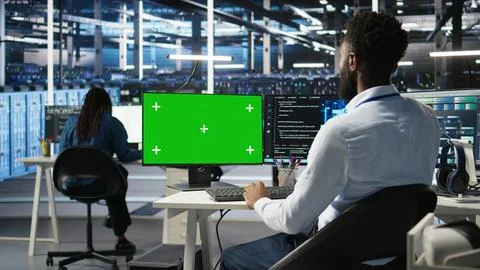 Data center IT expert uses green screen PC to apply deep learning node tree tech Foto stock