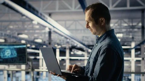 Data center IT professional deploys deep learning software on racks Foto stock