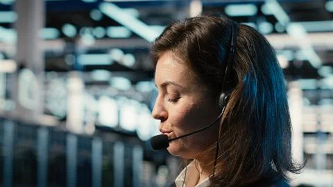 Data center IT support worker diagnosing issues using AR holographic Stockfoto's