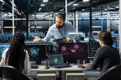 Data center manager overseeing team of technicians trying to fix malfunctions 스톡 사진