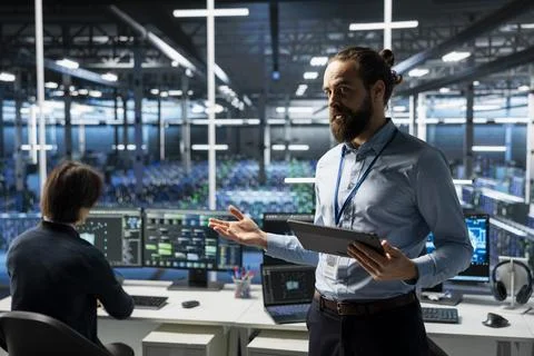 Data center manager showcasing AI technology, doing presentation Foto stock