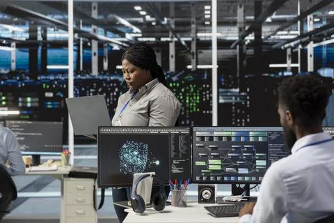 Data center manager supervising engineers implementing AI virtualization Foto stock