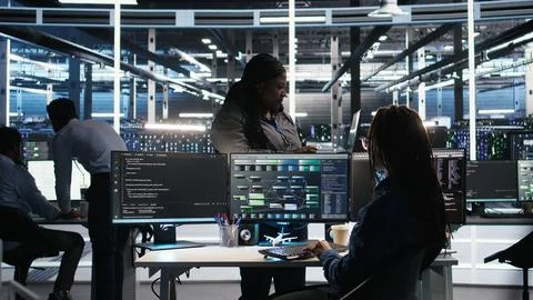 Data center manager supervising technician using node tree software Foto stock