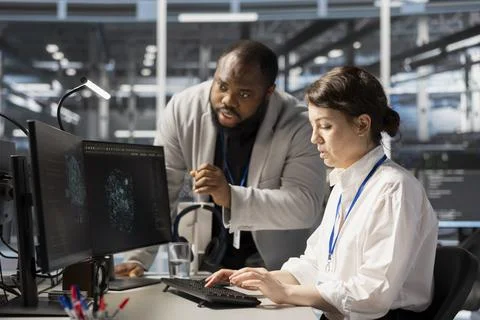 Data center manager supervising worker using artificial intelligence Foto stock