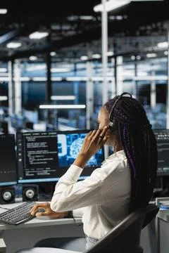 Data center operator providing technical support, conducting remote diagnostics Stockfoto's