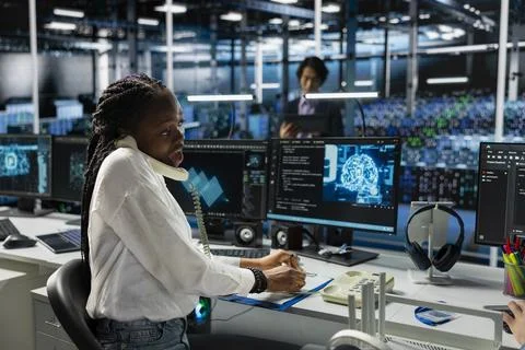 Data center operator receiving phone call, providing user technical support 스톡 사진