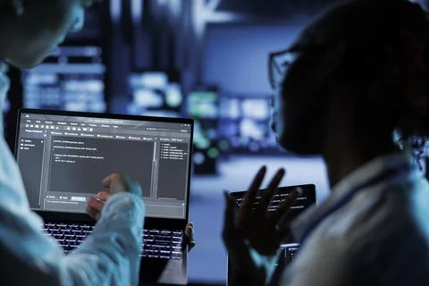 Data center professionals code on tablet Foto stock