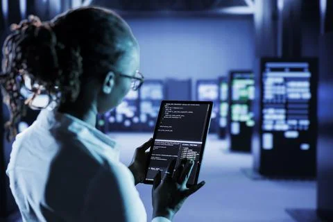 Data center programmer codes on tablet Stockfoto's