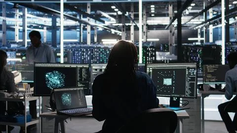 Data center programmer entering office uses node tree program Foto stock