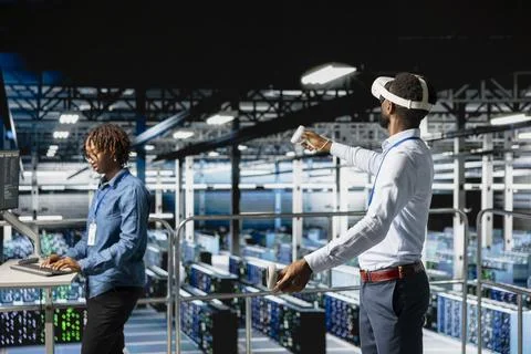 Data center programmer on industrial platform using virtual reality tech Foto stock