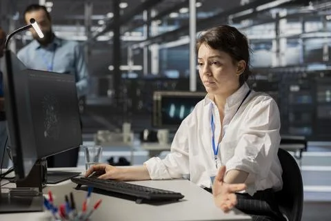 Data center programmer inspecting gear, doing maintenance tasks Stockfoto's