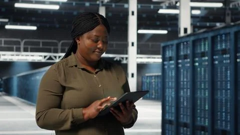 Data center programmer monitors data center metrics on tablet Stock-Fotos