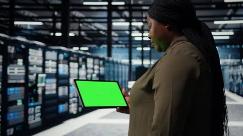 Data center programmer uses green screen tablet to minimizing downtime Stock-Fotos