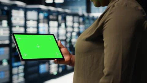 Data center programmer uses green screen tablet to minimizing downtime Stock-Fotos