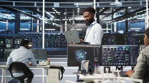 Data center programmer uses node tree software to identify equipment issues Foto stock