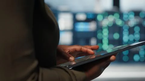 Data center programmer uses tablet to develop disaster recovery plans Stock-Fotos