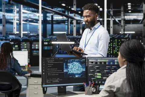 Data center programmer using artificial intelligence neural networks Foto stock