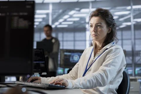 Data center programmer writing disaster recovery plans Foto stock