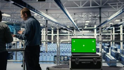 Data center programmers deploy deep learning software using green screen laptop Foto stock