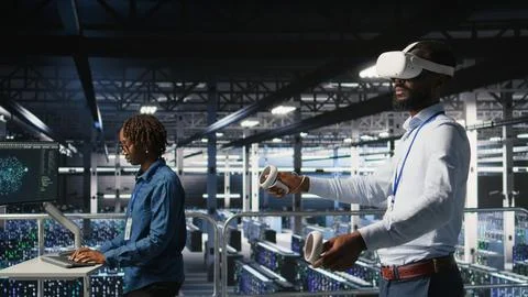 Data center programmers on industrial platform using virtual reality tech Foto stock