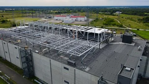 Data center rooftop construction with cooling infrastructure and power grid Stockfoto's