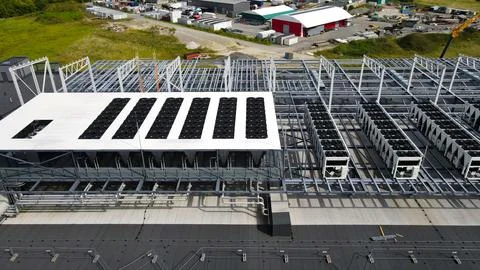 Data center rooftop construction installing cooling systems and infrastructur Stock-Fotos