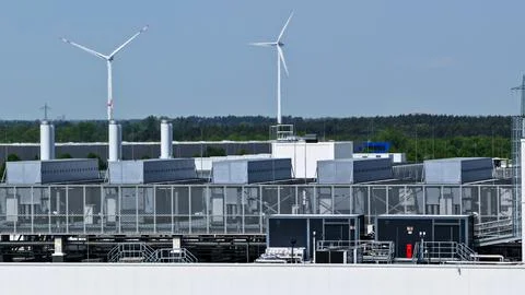 Data Center Rooftop with Cooling Systems and Wind Turbines Fotos Stock