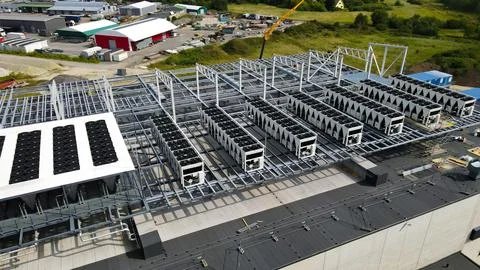 Data center rooftop installing new large scale cooling infrastructure Stockfoto's